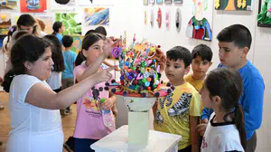 Mersin’in minik sanatçıları hayallerini tuvale döktü: İlk sergi heyecanı yaşandı