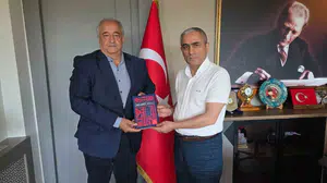 Aliağa'da kültürel miras: Helvacı kilimi kitabı kaymakama takdim edildi