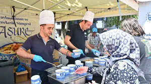 Bursa'da muharrem ayının bereketi aşure ikramlarıyla paylaşılıyor