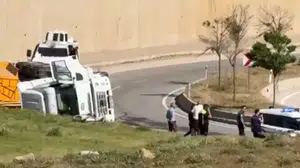 Yüksekova'da hafriyat taşıyan kamyon devrildi