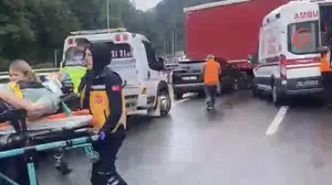 Tem otoyolu'nda tırdan ayrılan dorseye otomobil çarptı: 2 yaralı