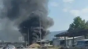 Bursa'da iş yeri yanında yangın çıktı, dumanlar gökyüzünü kapladı