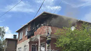 Dumanlar evi sardı, balkona sığındılar: İtfaiye ekipleri saniyelerle yarıştı