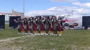 Kars’ta sahne gençlerin: Anadolu’nun kadim ezgileri bu kez öğrencilerle hayat buldu
