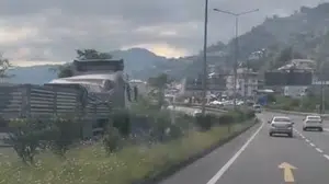 Karadeniz sahil yolunda ters yönde giden kamyon tedirginlik yarattı