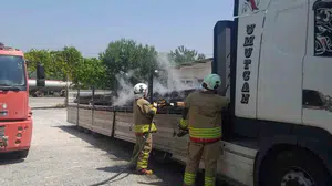 Erzin’de korku dolu anlar: Park halindeki tırın dorsesi bir anda alev topuna döndü