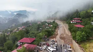 Şiddetli yağış heyelan ve sel olayına yol açtı, motosiklet toprak altında kaldı