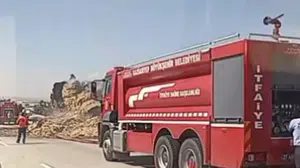 TAG Otoyolu’nda korku dolu anlar: Saman yüklü tır alevlere teslim oldu