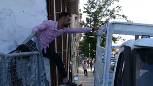 Kaldırıma park eden kamyonet caddeyi trafiğe kapattı
