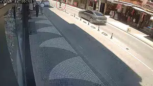 Karasu’da dehşet anları: Otomobilin çarptığı engelli yaya metrelerce savruldu