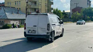 Patnos'ta trafik kazası: Sürücü aracı bırakarak kaçtı