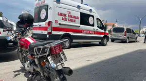 Karaman'da motosiklet ile hafif ticari aracın çarpıştığı kazada 2 kişi yaralandı
