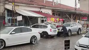Ankara'da yağmuru fırsat bilen vatandaş arabasını yıkadı