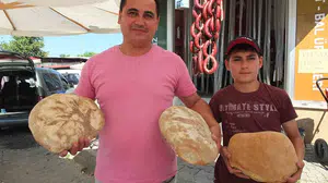 Burhaniye'de ekşi maya ile yapılan köy ekmeği büyük ilgi görüyor