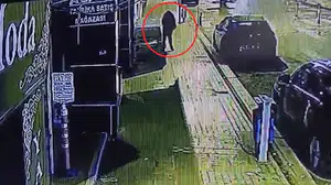 Çöp poşetiyle gizlenen yangın şüphelisi güvenlik kameralarına yakalandı