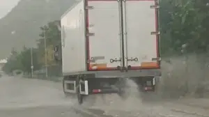 Gökyüzü bir anda karardı: Sivrihisar’da hayatı felç eden sağanak sürücülere ecel terleri döktürdü