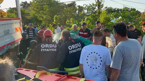 Ordu'da minibüs park halindeki araçlara çarptı: 3 yaralı
