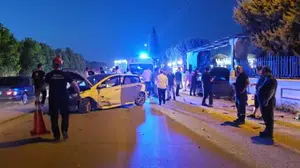 Düğün salonunun önünde trafik kazası: 4 yaralı