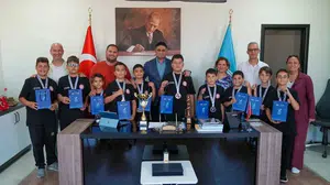 Aliağa halk oyunları ekibinden başkan acar'a ziyaret
