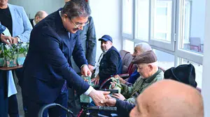 Vali Yılmaz, yaşlı bakım ve rehabilitasyon merkezinde babalar günü pastası kesti