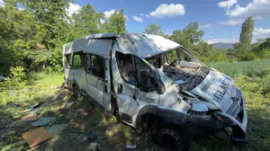 Burdur’da minibüs tarla uçtu: 8 kişi yaralandı