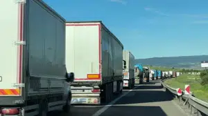 TEM otoyolu'nda kamyonun cipe çarpması sonucu 2 kişi yaralandı
