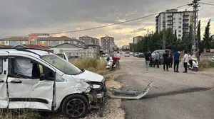 Adıyaman’da iki hafif ticari araç çarpıştı, 2 kişi yaralandı