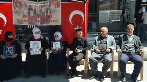 Muş'ta evlat hasreti dinmiyor: Annelerin feryadı DEM Parti binası önünde yankılandı