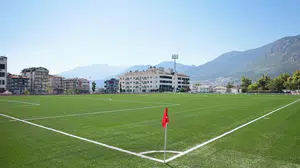 Başkan Çavuşoğlu Kınıklı'daki sosyal tesis ve futbol sahasını inceledi