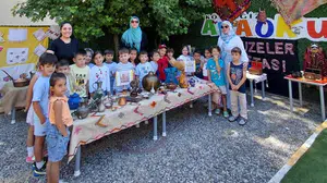 Geçmişe yolculuk okul koridorunda başladı: Minik öğrencilerden duygulandıran sergi