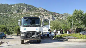 Menteşe'de kaza: genç sürücü kamyona çarptı, hastaneye kaldırıldı