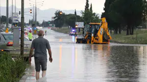 Denizli'de sağanak yağış yol kapattı ve iş yerlerine zarar verdi