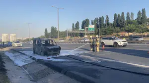 Esenyurt TEM otoyolu'nda hafif ticari araç yangını