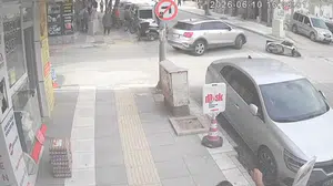 Elazığ'da saniyelerle gelen kaza: Motosikletli sürücü faciadan döndü