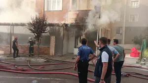 Karamürsel'de korku dolu anlar: Dükkanı saran alevler için duvarı yıktılar