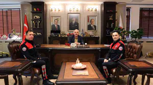 Çankırı Belediye Başkanı Esen, heimlich manevrasıyla hayat kurtaran polis memurlarını tebrik etti