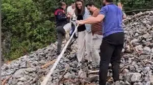 Osmaniye'de heyelan nedeniyle köy yolunda halatla geçişler