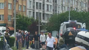 Eskişehir'de korku dolu anlar: Yolun karşısına geçmek isteyen yayalara motosiklet çarptı