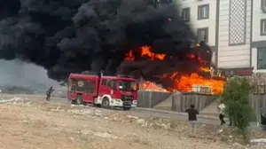 Şanlıurfa'da yapı dekorasyon deposunda yangın çıktı