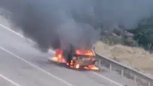 Kozan’da otomobil yangını: 13 yaşındaki Ömer’in cesareti takdir topladı