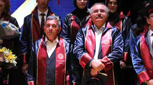 Yaşın sadece bir sayı olduğunu kanıtladılar: Üniversite sıralarına dönüp diplomalarını aldılar
