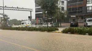 Denizli’de şiddetli yağış trafik akışını olumsuz etkiledi