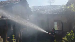 Çorum'da metruk evde çıkan yangın itfaiye ekiplerince söndürüldü