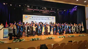 Diplomasını sahnede türkülerle kutladı: BEUN’de zirveye ulaşanlar gurur gününü yaşadı