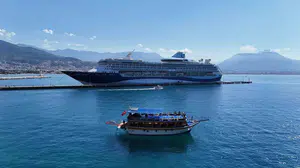 Akdeniz’in turizm incisi Alanya dev gemiyi ağırlıyor: İngiliz turistler şehre akın etti