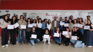 Radyo a’da eğitim programını tamamlayan öğrencilere sertifikalar verildi