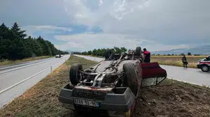 Burdur'da direksiyon hakimiyetinin kaybedilmesi sonucu otomobil takla attı: 2 yaralı