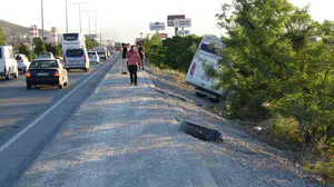 Malatya'da lastiği patlayan servis aracı şarampole devrildi, 5 yaralı