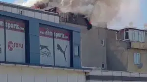 Ataşehir'de 3 katlı binanın çatı katında yangın kontrol altına alındı