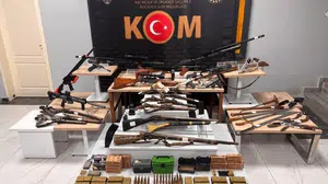 Uşak’ta cephanelik gibi ev: Antika tüfeklerden kılıçlara kadar her şey çıktı